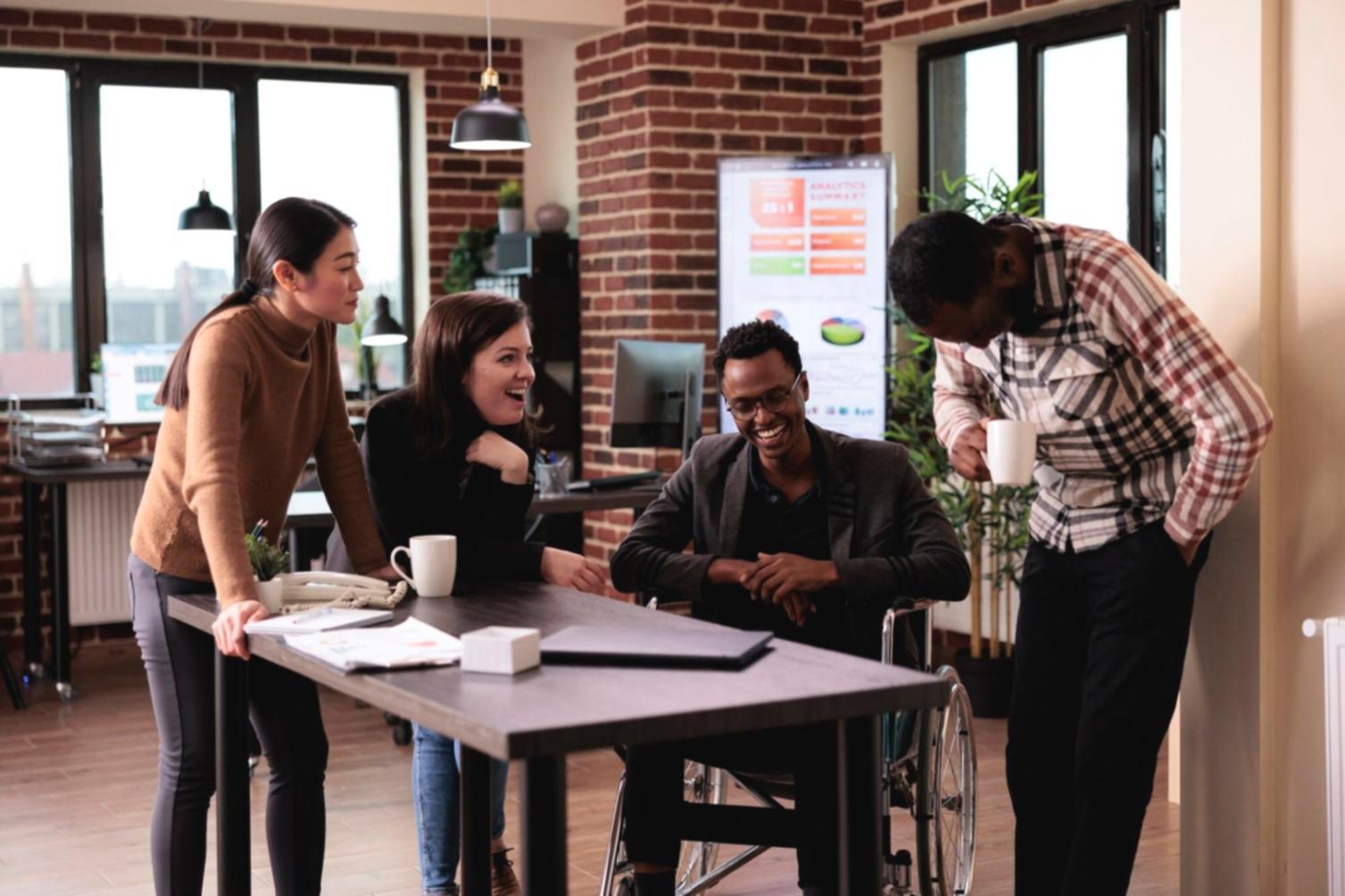 Equipo de desarrollo en una reunión de trabajo